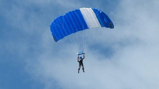 Comment se déroule un saut en parachute au Mans &nbsp;?